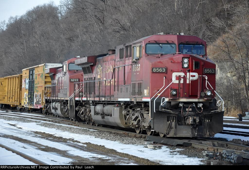 Eastbound manifest crosses over